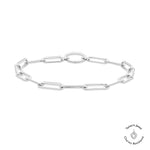 Das Tamaris Armband - Charm Series besteht aus einem silbernen Kettenarmband mit länglichen Gliedern und einem runden Verschluss auf weißem Hintergrund mit dem Tamaris-Logo - ein eleganter Damenschmuck für jede Gelegenheit.