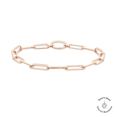 Das Tamaris Armband - Charm Series der Marke Tamaris begeistert mit rechteckigen Gliedern, rundem Verschluss und eleganter roségoldener Optik - ein stilvolles Schmuckstück für Frauen auf weißem Hintergrund präsentiert.