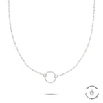 Die Tamaris Halskette - Charm Series besteht aus einer zarten Silberkette mit einem kleinen runden Anhänger und ist ein elegantes Schmuckstück von Tamaris auf weißem Grund.