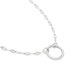 Die Tamaris Halskette - Charm Series besteht aus strukturierten Silbergliedern und zwei ineinander greifenden Kreisen - eine elegante Schmuckwahl von Tamaris, die auf weißem Hintergrund gezeigt wird.