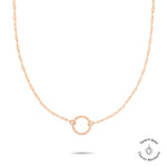 Die Tamaris Halskette - Charm Series von Tamaris ist ein schlichter, kreisförmiger Anhänger und damit ein eleganter Schmuck für jede Gelegenheit. Abgebildet auf weißem Hintergrund.