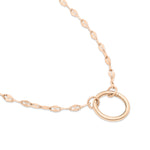 Nahaufnahme einer Tamaris Halskette - Charm Series von Tamaris mit rundem Verschluss auf weißem Grund - der perfekte elegante Schmuck für jede Gelegenheit.