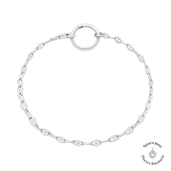 Das Tamaris Armband - Charm Series von Tamaris ist mit seinen zarten, ovalen Gliedern und dem runden Verschluss ein elegantes Highlight für Damenschmuck, der auf weißem Hintergrund abgebildet ist.