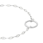 Nahaufnahme einer silbernen Halskette mit rundem Verschluss auf weißem Hintergrund - eleganter Damenschmuck, der perfekt zum Tamaris Armband der Charm Series passt.