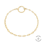 Das Tamaris Armband aus der Charm Series präsentiert sich als filigraner Damenschmuck aus zartem Gold mit rundem Verschluss und dezentem Tamaris-Logo - elegant für jeden Anlass.