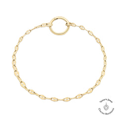 Das Tamaris Armband aus der Charm Series präsentiert sich als filigraner Damenschmuck aus zartem Gold mit rundem Verschluss und dezentem Tamaris-Logo - elegant für jeden Anlass.