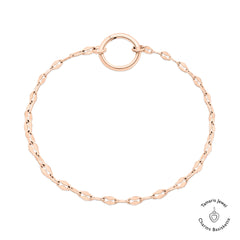 Das Tamaris Armband - Charm Series ist ein elegantes roségoldenes Kettenarmband mit rundem Verschluss von Tamaris, das auf weißem Hintergrund präsentiert wird.