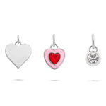 Das Tamaris Charms Bundle - Charm Series enthält drei silberne Charms von Tamaris: ein schlichtes Herz, ein rosa-rotes Herz und einen runden Zirkonia-Charm mit einem klaren Edelstein.