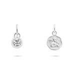 Das Tamaris Charms Bundle - Charm Series by Tamaris enthält zwei Silberanhänger: einen runden Zirkonia-Edelstein und einen gravierten Engelcharm, jeweils an einer kleinen Schlaufe.