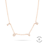 Die Tamaris Halskette aus der Silver Love Collection zeigt vier baumelnde LOVE-Anhänger mit funkelnden Zirkoniasteinen an einer zarten Kette.