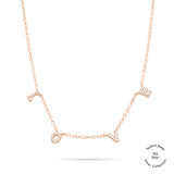 Die Tamaris Halskette aus der Silver Love Collection zeigt vier baumelnde LOVE-Anhänger mit funkelnden Zirkoniasteinen an einer zarten Kette.