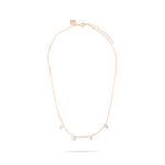 Die Tamaris Halskette aus der Silver Love Collection ist mit kleinen diamantförmigen Zirkonia-Steinen und einem dezenten LOVE-Charm versehen, die gleichmäßig auf der Kette verteilt sind und auf weißem Grund stehen.