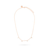 Die Tamaris Halskette aus der Silver Love Collection ist mit kleinen diamantförmigen Zirkonia-Steinen und einem dezenten LOVE-Charm versehen, die gleichmäßig auf der Kette verteilt sind und auf weißem Grund stehen.