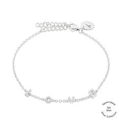 Das Tamaris-Armband aus der Silver Love Collection ist mit kleinen geometrischen Anhängern, funkelnden Zirkonia-Akzenten und einem runden LOVE-Anhänger auf weißem Hintergrund versehen.