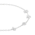 Das Tamaris Armband aus der Silver Love Collection besteht aus fünf quadratischen, mit Zirkonia besetzten Anhängern, die entlang einer schlanken Kette angeordnet sind - perfekt, um sie mit Ihrem Lieblings-LOVE-Anhänger zu kombinieren und ihm einen eleganten Touch zu verleihen.