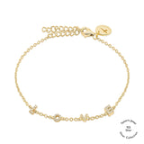 Das Tamaris Armband aus der Silver Love Kollektion ist mit kleinen Zirkonia-Kristallanhängern und einem runden LOVE Anhänger auf weißem Hintergrund versehen.