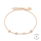 Tamaris Armband - Silver Love Collection: Silbernes Kettenarmband mit funkelnden Zirkonia-Anhängern und einem runden LOVE-Anhänger auf weißem Hintergrund.