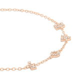 Das Tamaris Armband aus der Silver Love Collection von Tamaris besteht aus eleganten, kronenförmigen Anhängern mit klaren Zirkonia-Edelsteinen, inspiriert von LOVE Anhänger Designs.