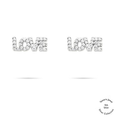 Die Tamaris Ohrstecker aus der Silver Love Collection zeigen den Schriftzug "LOVE" und sind mit glänzenden Zirkonia-Steinen verziert. Präsentiert auf weißem Hintergrund.