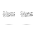 Tamaris Ohrstecker - Kollektion Silver Love: Ein Paar Silberohrstecker von Tamaris mit dem Schriftzug LOVE und funkelnden Zirkoniasteinen auf weißem Hintergrund.