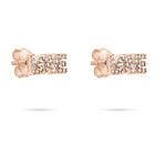 Tamaris Ohrstecker aus der Silver Love Collection mit dem Wort LOVE und funkelnden Zirkoniasteinen, elegant präsentiert auf weißem Hintergrund.