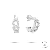 Tamaris Creole - Kollektion Silver Love: Elegante silberne Creolen von Tamaris mit dem Wort LOVE und funkelnden Zirkoniasteinen auf weißem Hintergrund.