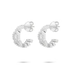 Die Creolen von Tamaris aus der Silver Love Collection sind mit funkelnden Zirkonia-Akzenten versehen, die jedem Look ein elegantes Detail verleihen.