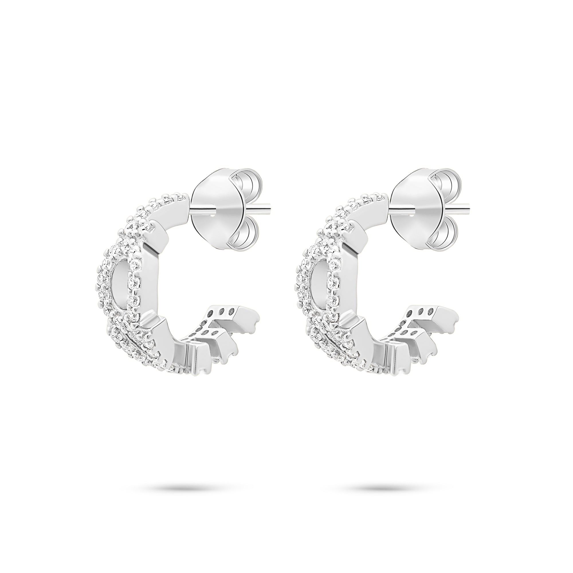 Die Creolen von Tamaris aus der Silver Love Collection sind mit funkelnden Zirkonia-Akzenten versehen, die jedem Look ein elegantes Detail verleihen.