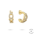 Die Tamaris Creole - Silver Love Kollektion von Tamaris besteht aus silbernen Creolen mit LOVE und funkelnden Zirkonia, perfekter Damen Schmuck, abgebildet auf einem weißen Hintergrund.