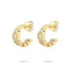 Bringen Sie jedes Outfit zum Funkeln mit den Creole-Ohrringen von Tamaris aus der Silver Love Collection von Tamaris - eleganter Damenschmuck mit verschlungenen Mustern und schimmernden Steinen.