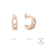 Die Tamaris Creole aus der Silver Love Collection ist mit dem Schriftzug "love" und funkelnden Zirkonia verziert, ideal für Damenschmuck. Dieses elegante Damen Schmuckstück von Tamaris ist auf weißem Hintergrund abgebildet.