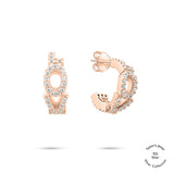Die Tamaris Creole aus der Silver Love Collection ist mit dem Schriftzug "love" und funkelnden Zirkonia verziert, ideal für Damenschmuck. Dieses elegante Damen Schmuckstück von Tamaris ist auf weißem Hintergrund abgebildet.