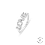 Der Tamaris Ring aus der Silver Love Collection glänzt mit dem Schriftzug LOVE" aus funkelnden Zirkoniasteinen auf weißem Hintergrund.