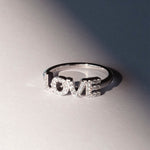 Der Tamaris Ring aus der Silver Love Collection mit funkelnden Zirkoniasteinen ist eleganter Schmuck, der besondere Momente verschönert.