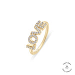 Der Tamaris Ring aus der Silver Love Collection zeigt die Inschrift LOVE mit funkelnden Zirkoniasteinen auf weißem Hintergrund.