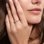 Eine Frau berührt ihr Gesicht und trägt den Tamaris Ring aus der Silver Love Collection von Tamaris mit der Aufschrift LOVE.