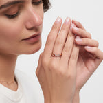 Eine Frau mit geschlossenen Augen berührt sanft ihr Gesicht und präsentiert einen Tamaris Ring aus der Silver Love Collection an ihrem Finger.