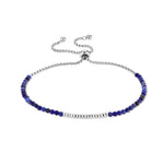 Das Tamaris Damen Armband - Beads zeigt abwechselnd blaue und silberne Perlen auf einer zarten Silberkette, die sich vor einem weißen Hintergrund präsentiert.