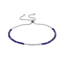 Das Tamaris Damen Armband - Beads zeigt abwechselnd blaue und silberne Perlen auf einer zarten Silberkette, die sich vor einem weißen Hintergrund präsentiert.