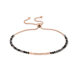 Das Tamaris Damen Armband - Beads ist ein elegantes roségoldenes Armband mit zarten schwarzen und grauen Perlen und einem praktischen Schiebeverschluss.