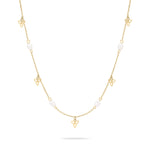 Die Tamaris Halskette - Pearl Flower von Tamaris besteht aus einer goldenen Kette mit kleinen weißen Perlen und zarten dreiblättrigen Blumenanhängern, die jeweils mit funkelnden Zirkoniasteinen verziert sind.
