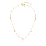 Die Tamaris Halskette - Pearl Flower von Tamaris präsentiert sich mit feinen weißen Perlen, kleinen goldenen Herzanhängern und funkelnden Zirkoniasteinen auf weißem Hintergrund.