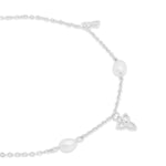 Detailansicht des Tamaris Armbands „Pearl Flower“ mit Süßwasserzuchtperlen und Blumenanhängern aus silberfarbenem Edelstahl.