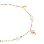 Das Tamaris Armband - Pearl Flower ist mit Perlen, einem goldenen Kleeblattanhänger und funkelnden Zirkonia besetzt - ein stilvolles Tamaris Accessoire, das jeden Look aufwertet.