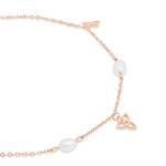 Detailansicht des roségoldfarbenen Damenarmbands mit weißen Perlen und filigranen floralen Anhängern.