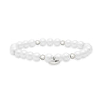 Schrägansicht Tamaris Armband Marvelous White mit weißen Perlen, silberfarbenen Kugeln und rundem Anhänger mit Logomotiv