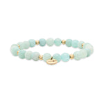 Schrägansicht Tamaris Armband Modern Turquoise mit türkisfarbenen Perlen, goldfarbenen Kugeln und rundem Anhänger mit Logomotiv