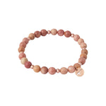 Schrägansicht: Tamaris Beads Elegant Rosé Armband mit roséfarbenen Perlen, roségoldfarbenen Details und rundem Tamaris Anhänger
