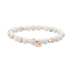 Tamaris Beads Wonderful White Armband mit weißen marmorierten Perlen, roségoldfarbenen Details und rundem Tamaris Anhänger in Schrägansicht
