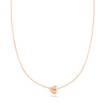 Die Tamaris Halskette - Organic Heart von Tamaris besteht aus einer roségoldenen, robusten Edelstahlkette mit einem zarten Herzanhänger auf weißem Grund.